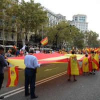 Foto Nicoloro G.   12/10/2017    Barcellona     Manifestazione con corteo degli unionisti per l\' unita\' della Spagna contro il progetto dell\' indipendenza della Catalogna. nella foto un enorme bandiera sfila lungo il corteo.