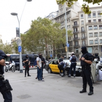 Foto Nicoloro G.   12/10/2017    Barcellona     Manifestazione con corteo degli unionisti per l' unita' della Spagna contro il progetto dell' indipendenza della Catalogna. nella foto ai margini della manifestazione un improvviso controllo antiterrorismo dei Mossos d' Esquadra su quattro giovani sospettati.