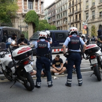 Foto Nicoloro G.   12/10/2017    Barcellona     Manifestazione con corteo degli unionisti per l' unita' della Spagna contro il progetto dell' indipendenza della Catalogna. nella foto ai margini della manifestazione un improvviso controllo antiterrorismo dei Mossos d' Esquadra su quattro giovani sospettati.