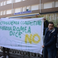 Foto Nicoloro G. 29/10/2016 Marina Romea ( Ravenna ) Manifestazione della Lega Nord per protestare contro l\' accoglienza di 26 profughi in una struttura alberghiera in questa localita\' alle porte di Ravenna. nella foto esponenti della Lega Nord con uno striscione che contesta l\' accoglienza dei profughi.