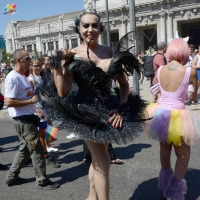 Foto Nicoloro G. 30/06/2018 Milano. Manifestazione con corteo per il Gay Pride. nella foto incontri lungo il corteo.