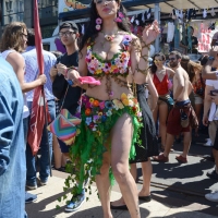 Foto Nicoloro G. 30/06/2018 Milano. Manifestazione con corteo per il Gay Pride. nella foto incontri lungo il corteo.