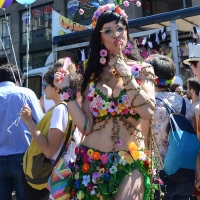Foto Nicoloro G. 30/06/2018 Milano. Manifestazione con corteo per il Gay Pride. nella foto incontri lungo il corteo.