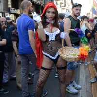 Foto Nicoloro G. 30/06/2018 Milano. Manifestazione con corteo per il Gay Pride. nella foto incontri lungo il corteo.