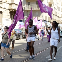 Foto Nicoloro G. 30/06/2018 Milano. Manifestazione con corteo per il Gay Pride. nella foto incontri lungo il corteo.