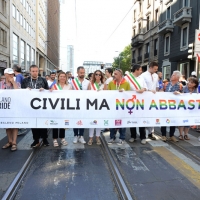 Foto Nicoloro G. 30/06/2018 Milano. Manifestazione con corteo per il Gay Pride. nella foto incontri lungo il corteo.