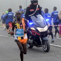 Foto Nicoloro G. 12/11/2017 Ravenna Si e' svolta con un successo di iscrizioni, circa 10.000 partecipanti, la XIX Maratona Internazionale di Ravenna. nella foto il vincitore il keniota Samuel Kiptum Kimutai durante la gara.