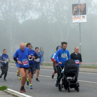 Foto Nicoloro G. 12/11/2017 Ravenna Si e\' svolta con un successo di iscrizioni, circa 10.000 partecipanti, la XIX Maratona Internazionale di Ravenna. nella foto maratoneti lungo il percorso.