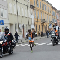 Foto Nicoloro G. 12/11/2017 Ravenna Si e\' svolta con un successo di iscrizioni, circa 10.000 partecipanti, la XIX Maratona Internazionale di Ravenna. nella foto il vincitore il keniota Samuel Kiptum Kimutai a 100 metri dal traguardo.