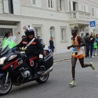 Foto Nicoloro G. 12/11/2017 Ravenna Si e' svolta con un successo di iscrizioni, circa 10.000 partecipanti, la XIX Maratona Internazionale di Ravenna. nella foto il vincitore il keniota Samuel Kiptum Kimutai a 100 metri dal traguardo.