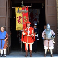 Foto Nicoloro G. 11/09/2016 Ravenna 695° anniversario della morte del Sommo Poeta e sesta edizione del ' Festival Dante 2021 ' con la tradizionale offerta dell' olio, da parte del Comune di Firenze, per la lampada che arde nella tomba di Dante Alighieri. nella foto il corteo storico con l' ampolla contenente l' olio esce dalla basilica dopo il rito religioso.