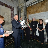 Foto Nicoloro G. 11/09/2016 Ravenna 695° anniversario della morte del Sommo Poeta e sesta edizione del ' Festival Dante 2021 ' con la tradizionale offerta dell' olio, da parte del Comune di Firenze, per la lampada che arde nella tomba di Dante Alighieri. nella foto il messo comunale riempie la lampada con l' olio offerto dal Comune di Firenze.