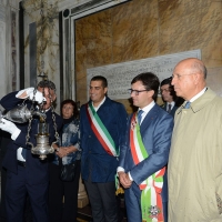 Foto Nicoloro G. 10/09/2017 Ravenna Celebrazione del 696° anniversario della morte del Sommo Poeta con l\' intervento del sindaco di Firenze. nella foto il commesso riempie la lampada con l\' olio donato dalla citta\' di Firenze al cospetto del sindaco di Ravenna Michele de Pascale, del sindaco di Firenze Dario Nardella e del presidente ABI Antonio Patuelli.