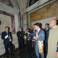 Foto Nicoloro G. 10/09/2017 Ravenna Celebrazione del 696° anniversario della morte del Sommo Poeta con l\' intervento del sindaco di Firenze. nella foto il sindaco di Firenze Dario Nardella accende la lampada che dal 1908 arde ininterrottamente nella tomba del Somma Poeta.