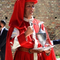 Foto Nicoloro G. 09/09/2018 Ravenna In occasione del 697° anniversario della morte di Dante Alighieri si e' svolta la tradizionale cerimonia della consegna da parte del Comune di Firenze dell' olio che alimentera' la lampada che arde perennemente nella tomba del Sommo Poeta. nella foto il messo in costume reca l' ampolla con l' olio che il Comune di Firenze dona per alimentare la lampada che arde nella tomba di Dante Alighieri.