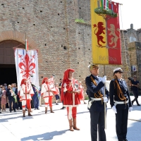 Foto Nicoloro G. 09/09/2018 Ravenna In occasione del 697° anniversario della morte di Dante Alighieri si e\' svolta la tradizionale cerimonia della consegna da parte del Comune di Firenze dell\' olio che alimentera\' la lampada che arde perennemente nella tomba del Sommo Poeta. nella foto il corteo con i gonfaloni di Firenze e Ravenna si muove verso la tomba del Sommo Poeta recando l\' olio per la lampada.
