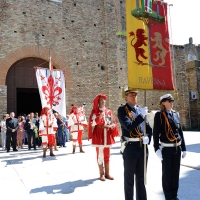 Foto Nicoloro G. 09/09/2018 Ravenna In occasione del 697° anniversario della morte di Dante Alighieri si e' svolta la tradizionale cerimonia della consegna da parte del Comune di Firenze dell' olio che alimentera' la lampada che arde perennemente nella tomba del Sommo Poeta. nella foto il corteo con i gonfaloni di Firenze e Ravenna si muove verso la tomba del Sommo Poeta recando l' olio per la lampada.