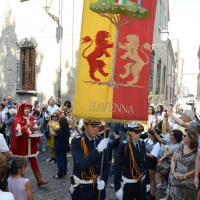 Foto Nicoloro G. 09/09/2018 Ravenna In occasione del 697° anniversario della morte di Dante Alighieri si e' svolta la tradizionale cerimonia della consegna da parte del Comune di Firenze dell' olio che alimentera' la lampada che arde perennemente nella tomba del Sommo Poeta. nella foto il corteo con i gonfaloni di Firenze e Ravenna si muove verso la tomba del Sommo Poeta recando l' olio per la lampada.