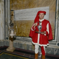 Foto Nicoloro G. 09/09/2018 Ravenna In occasione del 697° anniversario della morte di Dante Alighieri si e' svolta la tradizionale cerimonia della consegna da parte del Comune di Firenze dell' olio che alimentera' la lampada che arde perennemente nella tomba del Sommo Poeta. nella foto il messo in costume reca l' ampolla con l' olio che il Comune di Firenze dona per alimentare la lampada che arde nella tomba di Dante Alighieri.