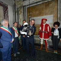 Foto Nicoloro G. 09/09/2018 Ravenna In occasione del 697° anniversario della morte di Dante Alighieri si e' svolta la tradizionale cerimonia della consegna da parte del Comune di Firenze dell' olio che alimentera' la lampada che arde perennemente nella tomba del Sommo Poeta. nella foto il messo riempie la lampada con l' olio donato dal Comune di Firenze.