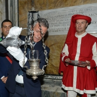 Foto Nicoloro G. 09/09/2018 Ravenna In occasione del 697° anniversario della morte di Dante Alighieri si e' svolta la tradizionale cerimonia della consegna da parte del Comune di Firenze dell' olio che alimentera' la lampada che arde perennemente nella tomba del Sommo Poeta. nella foto il messo riempie la lampada con l' olio donato dal Comune di Firenze.