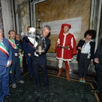 Foto Nicoloro G. 09/09/2018 Ravenna In occasione del 697° anniversario della morte di Dante Alighieri si e' svolta la tradizionale cerimonia della consegna da parte del Comune di Firenze dell' olio che alimentera' la lampada che arde perennemente nella tomba del Sommo Poeta. nella foto il messo riempie la lampada con l' olio donato dal Comune di Firenze.
