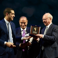 Foto Nicoloro G. 18/11/2018 Ravenna 47esima edizione del ' Premio Guidarello per il Giornalismo d' Autore '. nella foto il giornalista e corrispondente da Parigi Giovanni Serafini, a destra, premiato nella sezione cultura del Guidarello Nazionale dal sindaco di Ravenna Michele de Pascale.