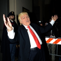 Foto Nicoloro G. 07/12/2017 Milano Tradizionale inaugurazione, nel giorno di Sant' Ambrogio, della stagione 2017/2018 del Teatro alla Scala. nella foto Dario Ballantini nei panni di Donald Trump.