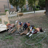 Foto Nicoloro G. 09/09/2017 Ravenna Primo raduno nazionale ' Cavalli a dondolo '. Un' iniziativa culturale e ludico-ricreativa nata per promuovere la cultura del gioco. nella foto alcuni cavalli a dondolo esposti e a disposizione dei bambini.