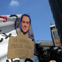 FFoto Nicoloro G. 12/05/2018 Milano Riunione dei delegati negoziatori della Lega e del M5S per trovare una soluzione per il ' Contratto di Governo '. nella foto manifestazione dei Circoli sotto il Pirellone. sede dell' incontro Lega - M5S.