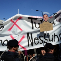 Foto Nicoloro G. 12/05/2018 Milano Riunione dei delegati negoziatori della Lega e del M5S per trovare una soluzione per il ' Contratto di Governo '. nella foto manifestazione dei Circoli sotto il Pirellone. sede dell' incontro Lega - M5S.