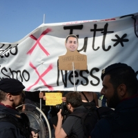 Foto Nicoloro G. 12/05/2018 Milano Riunione dei delegati negoziatori della Lega e del M5S per trovare una soluzione per il ' Contratto di Governo '. nella foto manifestazione dei Circoli sotto il Pirellone. sede dell' incontro Lega - M5S.