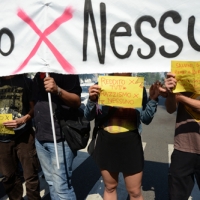 Foto Nicoloro G. 12/05/2018 Milano Riunione dei delegati negoziatori della Lega e del M5S per trovare una soluzione per il ' Contratto di Governo '. nella foto manifestazione dei Circoli sotto il Pirellone. sede dell' incontro Lega - M5S.