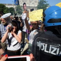 Foto Nicoloro G. 12/05/2018 Milano Riunione dei delegati negoziatori della Lega e del M5S per trovare una soluzione per il ' Contratto di Governo '. nella foto manifestazione dei Circoli sotto il Pirellone. sede dell' incontro Lega - M5S.