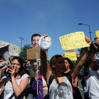 Foto Nicoloro G. 12/05/2018 Milano Riunione dei delegati negoziatori della Lega e del M5S per trovare una soluzione per il ' Contratto di Governo '. nella foto manifestazione dei Circoli sotto il Pirellone. sede dell' incontro Lega - M5S.