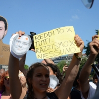 Foto Nicoloro G. 12/05/2018 Milano Riunione dei delegati negoziatori della Lega e del M5S per trovare una soluzione per il ' Contratto di Governo '. nella foto manifestazione dei Circoli sotto il Pirellone. sede dell' incontro Lega - M5S.