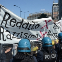 Foto Nicoloro G. 12/05/2018 Milano Riunione dei delegati negoziatori della Lega e del M5S per trovare una soluzione per il ' Contratto di Governo '. nella foto manifestazione dei Circoli sotto il Pirellone. sede dell' incontro Lega - M5S.