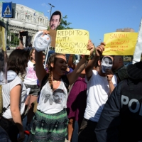 Foto Nicoloro G. 12/05/2018 Milano Riunione dei delegati negoziatori della Lega e del M5S per trovare una soluzione per il ' Contratto di Governo '. nella foto manifestazione dei Circoli sotto il Pirellone. sede dell' incontro Lega - M5S.