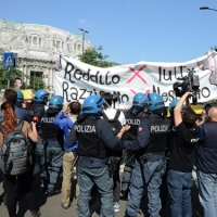 Foto Nicoloro G. 12/05/2018 Milano Riunione dei delegati negoziatori della Lega e del M5S per trovare una soluzione per il ' Contratto di Governo '. nella foto manifestazione dei Circoli sotto il Pirellone. sede dell' incontro Lega - M5S.