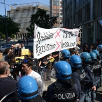Foto Nicoloro G. 12/05/2018 Milano Riunione dei delegati negoziatori della Lega e del M5S per trovare una soluzione per il ' Contratto di Governo '. nella foto manifestazione dei Circoli sotto il Pirellone. sede dell' incontro Lega - M5S.