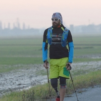 Foto Nicoloro G. 17/12/2017 Ravenna L' atleta senza una gamba Roberto Bruzzone tentera' un' impresa da guinness, denominata Forrest Gamb Endurance, percorrendo 100 chilometri in 24 ore. Parte dalla Darsena della citta' romagnola seguendo un itinerario prestabilito che lo riportera' a Ravenna. Se dovesse andare a buon fine quest' impresa si aggiungera' ad altre gia' compiute tra le quali spiccano l' ascesa del monte Aconcagua, la traversata del deserto della Namibia, la traversata dal Peru' alla Bolivia. nella foto Roberto Bruzzone lungo il percorso.