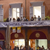 Foto Nicoloro G. 01/10/2017 Cesena ( Forli'-Cesena ) Visita di papa Francesco a Cesena. nella foto e' ancora buio e gia' la gente si accalca nella piazza e sui balconi che si affacciano sulla piazza stessa.