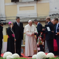 Foto Nicoloro G. 01/10/2017 Cesena ( Forli\'-Cesena ) Visita di papa Francesco a Cesena. nella foto Papa Francesco incontra il sindaco di Cesena Paolo Lucchi che gli fa dono di una targa ricordo.