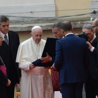 Foto Nicoloro G. 01/10/2017 Cesena ( Forli\'-Cesena ) Visita di papa Francesco a Cesena. nella foto Papa Francesco incontra il sindaco di Cesena Paolo Lucchi che gli fa dono di una targa ricordo.