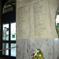 Foto Nicoloro G. 02/08/2016 Bologna, Trentaseiesimo anniversario della strage alla stazione di Bologna. nella foto La folla antistante la piazza della stazioneFoto Nicoloro G. 02/08/2016 Bologna, Trentaseiesimo anniversario della strage alla stazione di Bologna. nella foto La lapide con i nomi delle vittime.