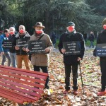 Foto Nicoloro G.   27/11/2021   Ravenna    Flash mob ' Uomini in scarpe rosse '. Un corteo di uomini con scarpe rosse ha sfilato nel centro di Ravenna per dire No alla violenza sulle donne. nella foto una sosta vicino a una panchina rossa.