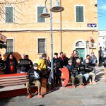 Foto Nicoloro G.   27/11/2021   Ravenna    Flash mob ' Uomini in scarpe rosse '. Un corteo di uomini con scarpe rosse ha sfilato nel centro di Ravenna per dire No alla violenza sulle donne. nella foto una sosta vicino a una panchina rossa.