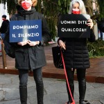 Foto Nicoloro G.   27/11/2021   Ravenna    Flash mob \' Uomini in scarpe rosse \'. Un corteo di uomini con scarpe rosse ha sfilato nel centro di Ravenna per dire No alla violenza sulle donne. nella foto due partecipanti al flash mob.