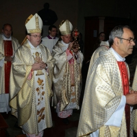 Foto Nicoloro G.  29/04/2014   Ravenna   Cerimonia nella Basilica di Santa Maria in Porto per l' arrivo delle reliquie di Giovanni Paolo II. nella foto monsignore Mierczyslaw Mokrzycki, arcivescovo di Leopoli, che fu segretario di Giovanni Paolo II, porta all' altare la teca con le reliquie del Santo.