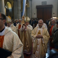 Foto Nicoloro G.  29/04/2014   Ravenna   Cerimonia nella Basilica di Santa Maria in Porto per l' arrivo delle reliquie di Giovanni Paolo II. nella foto monsignore Mierczyslaw Mokrzycki, arcivescovo di Leopoli, che fu segretario di Giovanni Paolo II, porta all' altare la teca con le reliquie del Santo.